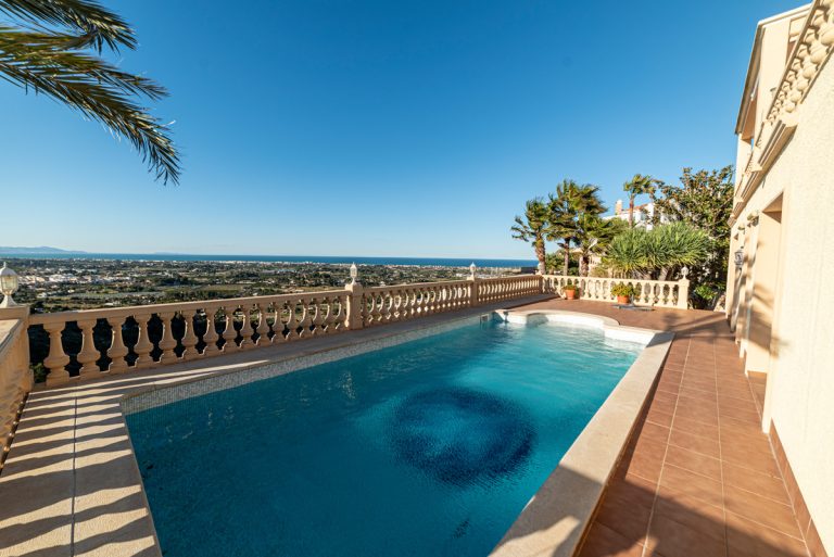 Villa met zeezicht in Denia