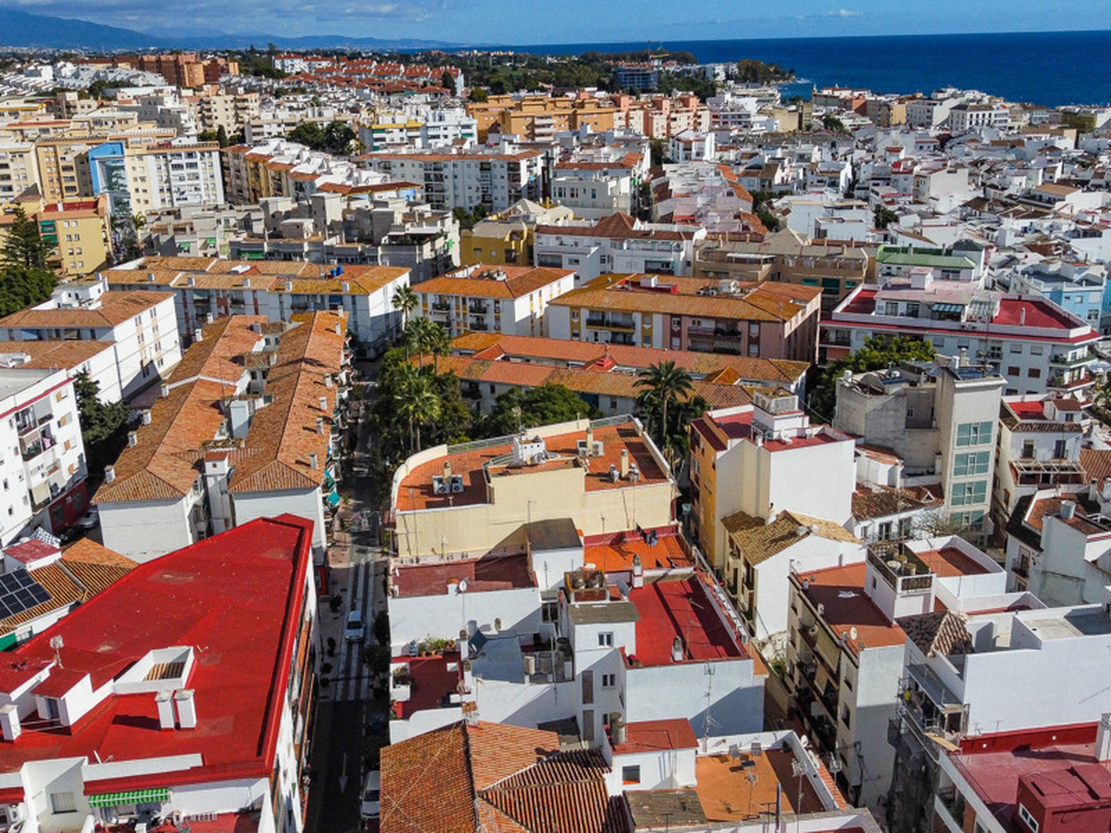 Tourist-licensed building in Estepona, 6 apartments and 2 commercial units