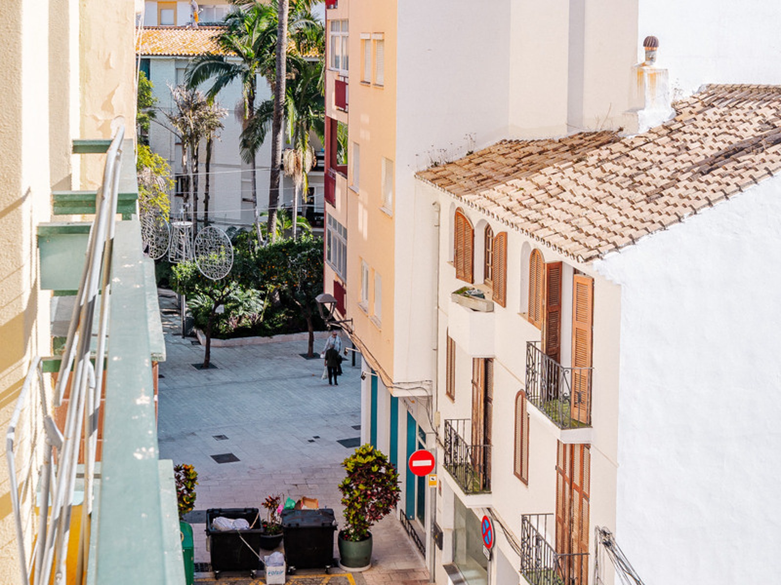 Tourist-licensed building in Estepona, 6 apartments and 2 commercial units
